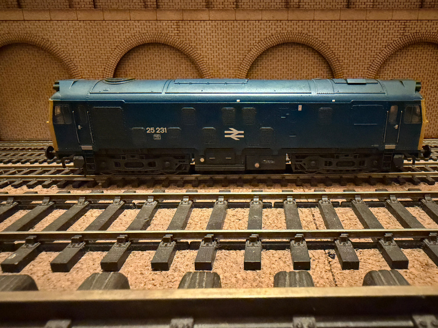 Bachmann 32-329 (OO) British Railways, Class 25/2 No.25231 in lightly weathered British Rail Blue. DCC Ready 