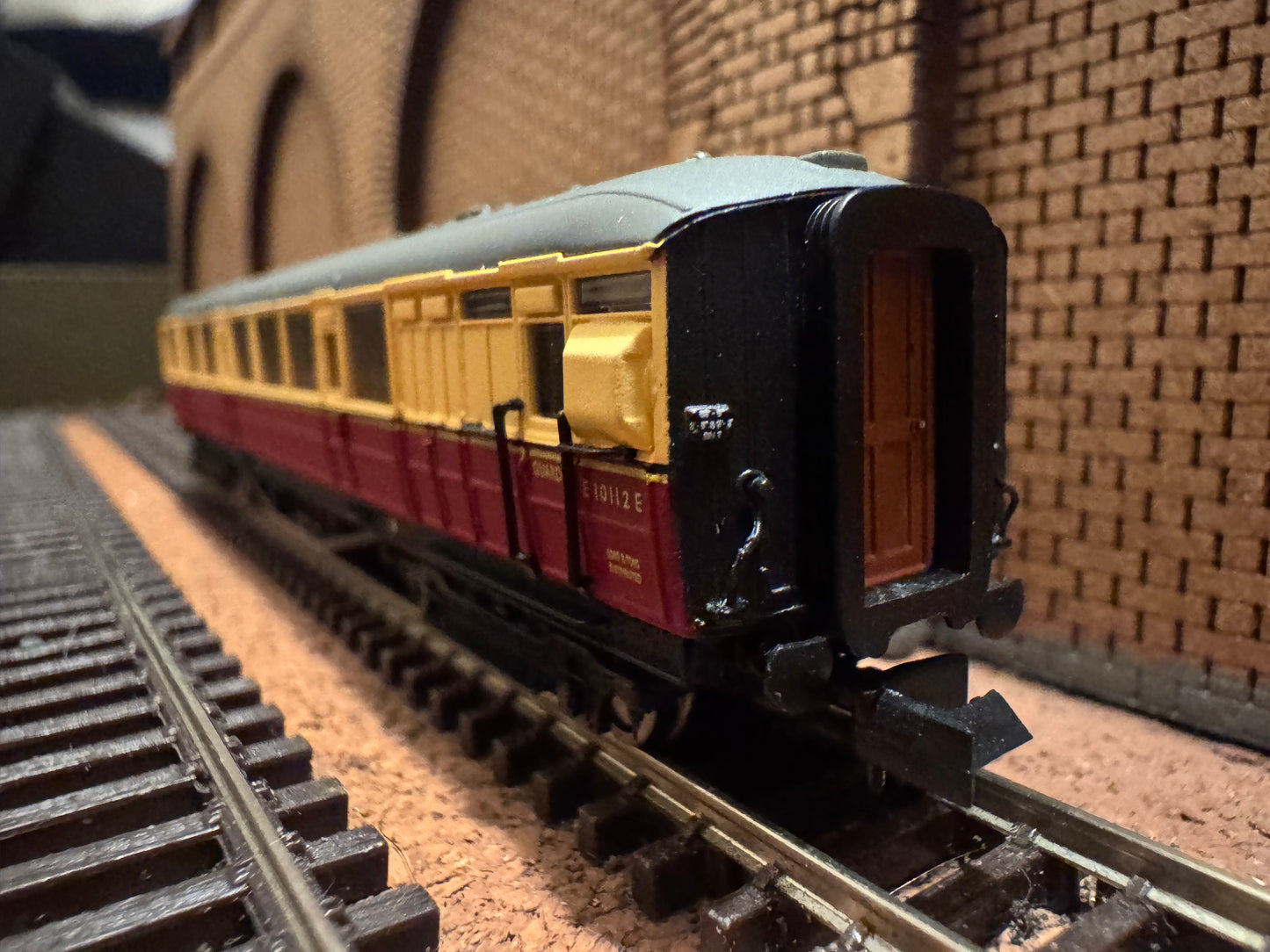 Dapol NC-61D (N Gauge) Ex LNER ‘Gresley’ Corridor Brake Second No.E10112E in British Railways Blood and Custard Livery 