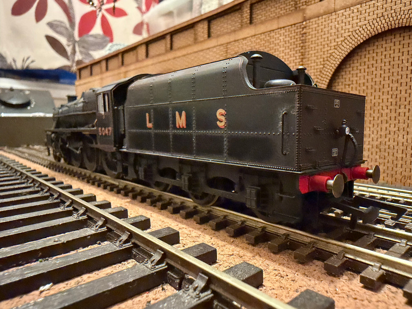 Hornby R30274 (OO) London Midland & Scottish Railway 5P-5F ‘Black Five’ No.5047 in Weathered LMS Lined Black (Shed Code 5A, Crewe North). DCC Ready 
