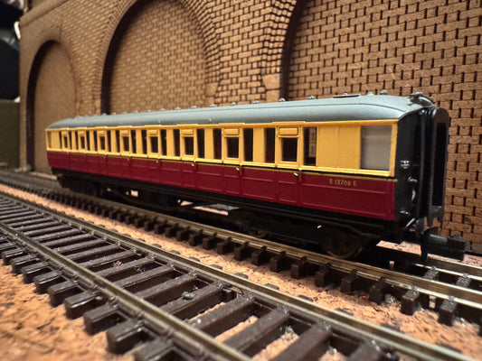 Dapol NC-60C (N Gauge) Ex LNER ‘Gresley’ Corridor Second No.E12706E in British Railways Blood and Custard Livery 