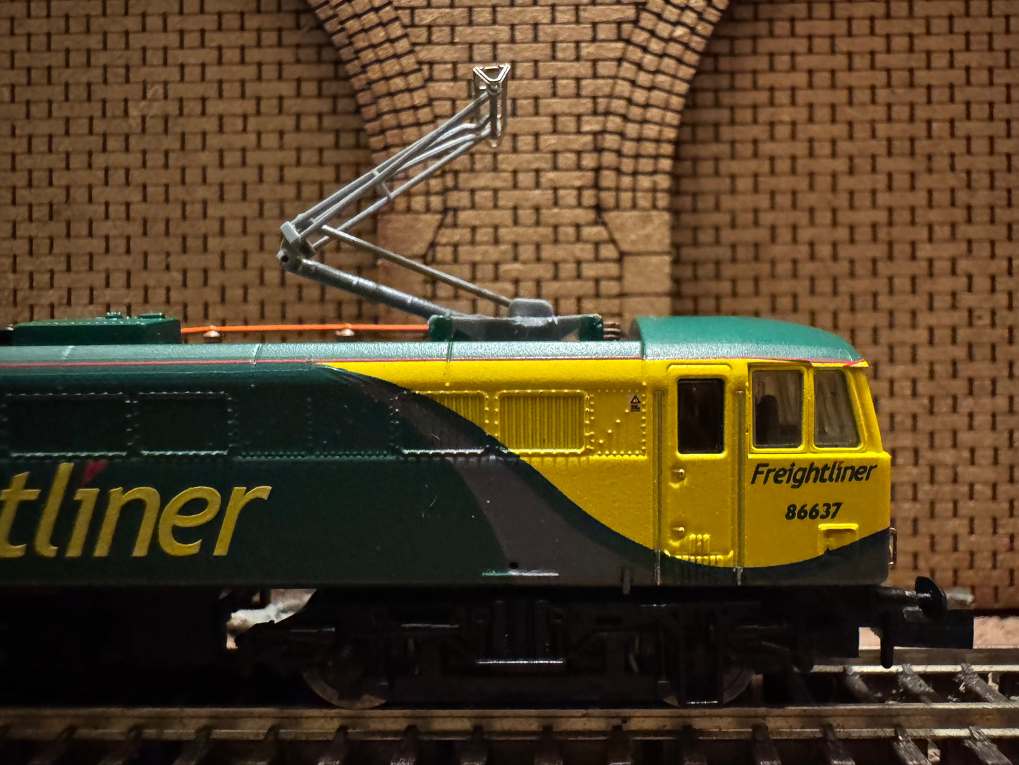 Dapol ND099Q (N Gauge) Ex BR Class 86/6 No.86637 in Freightliner Powerhaul livery. DCC Ready 
