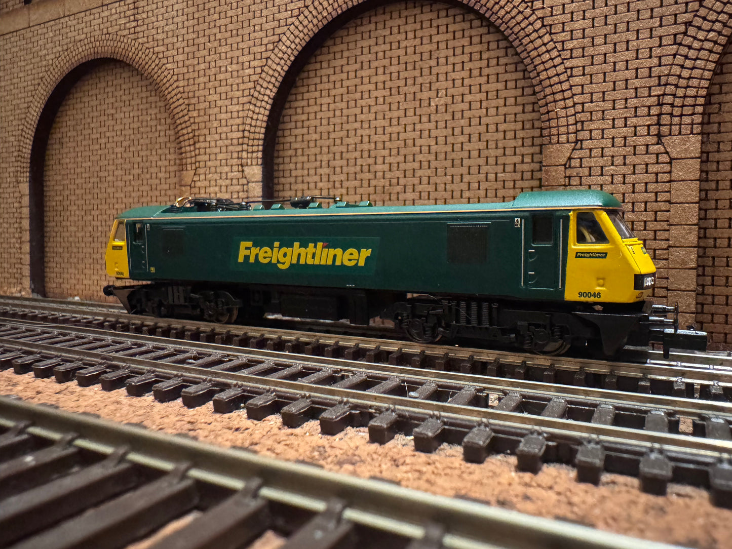 Graham Farish 371-777 (N Gauge) Ex BR Class 90, No.90046 in Freightliner Green & Yellow. DCC Fitted.