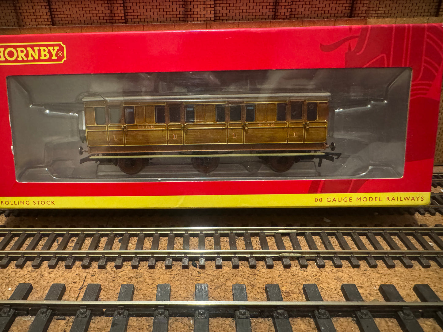 Hornby R40081 (OO) London North Eastern Railway Six Wheel First Class Compartment Coach, No.4172 In Varnished Teak 