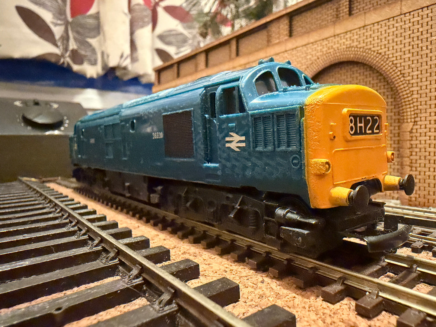 Tri-ang R751 (OO) British Railwaysc English Electric Type 3 [Class 37] No.D6830 in Pre-TOPS British Rail Blue. 