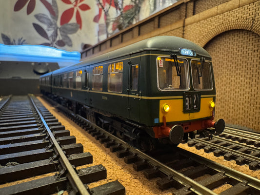 Bachmann 31-327 (OO) British Railways / Cravens Ltd, Diesel Multiple Unit [Class 105] Power & Trailer Car in BR Green with half yellow ends. DCC Fitted 