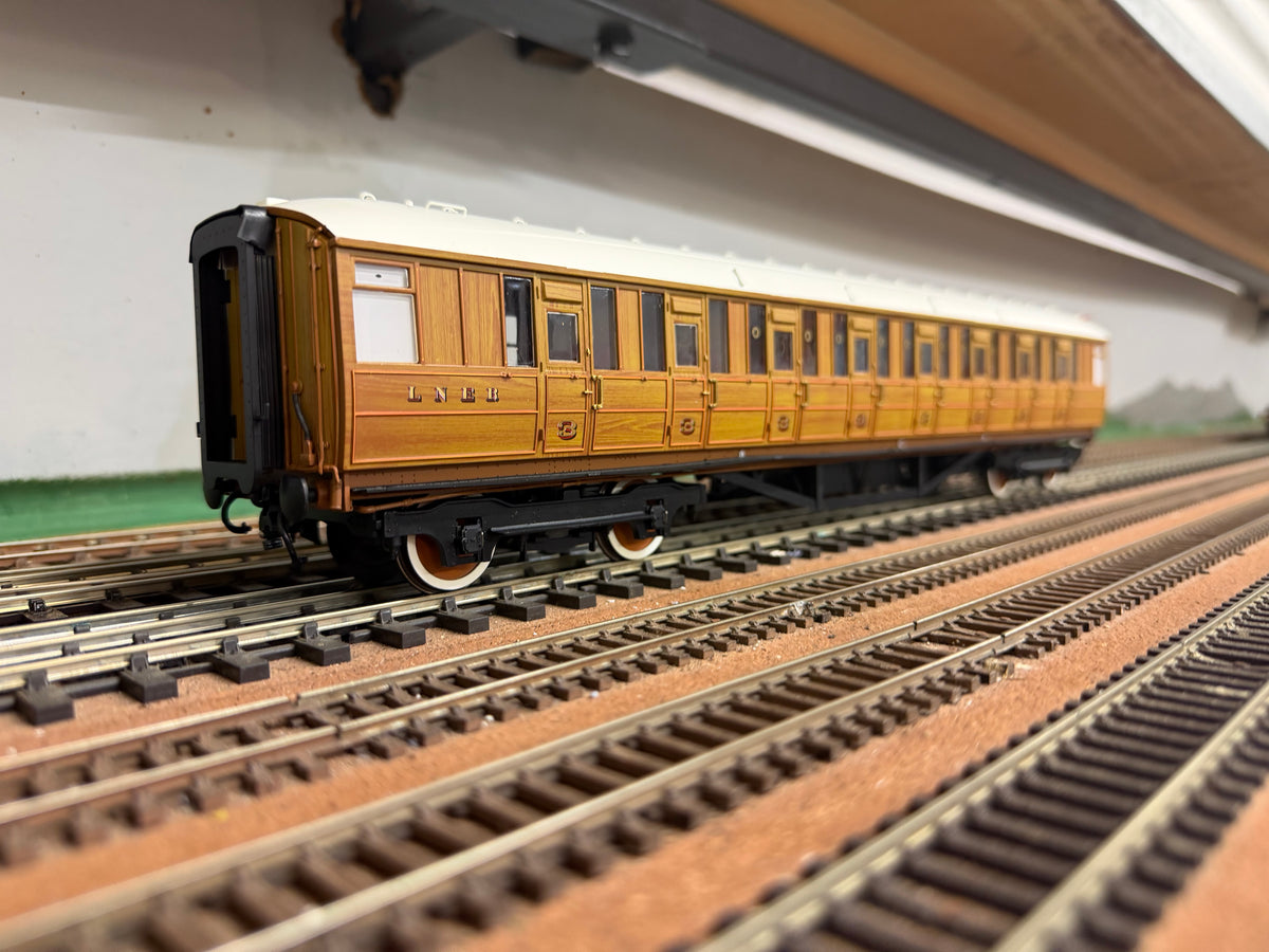 Hattons H7-TC115-001 (O Gauge) London North Eastern Railway, ‘Gresley’ Diagram 115 Corridor Third in LNER Varnished Teak. (Unnumbered) 