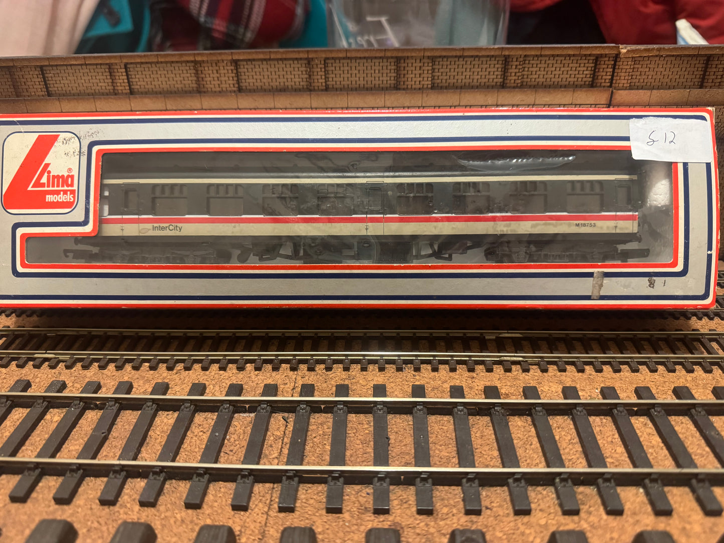 Lima L305326 (OO) British Railways MK1 Corridor Third No.M18753 in British Rail Intercity Executive Livery 
