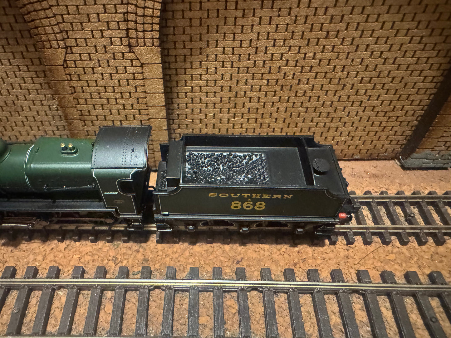 Graham Farish 372-930 Southern Railway N Class ‘Mongolipers’ No.A868 in Early Southern Olive Green. DCC Ready 