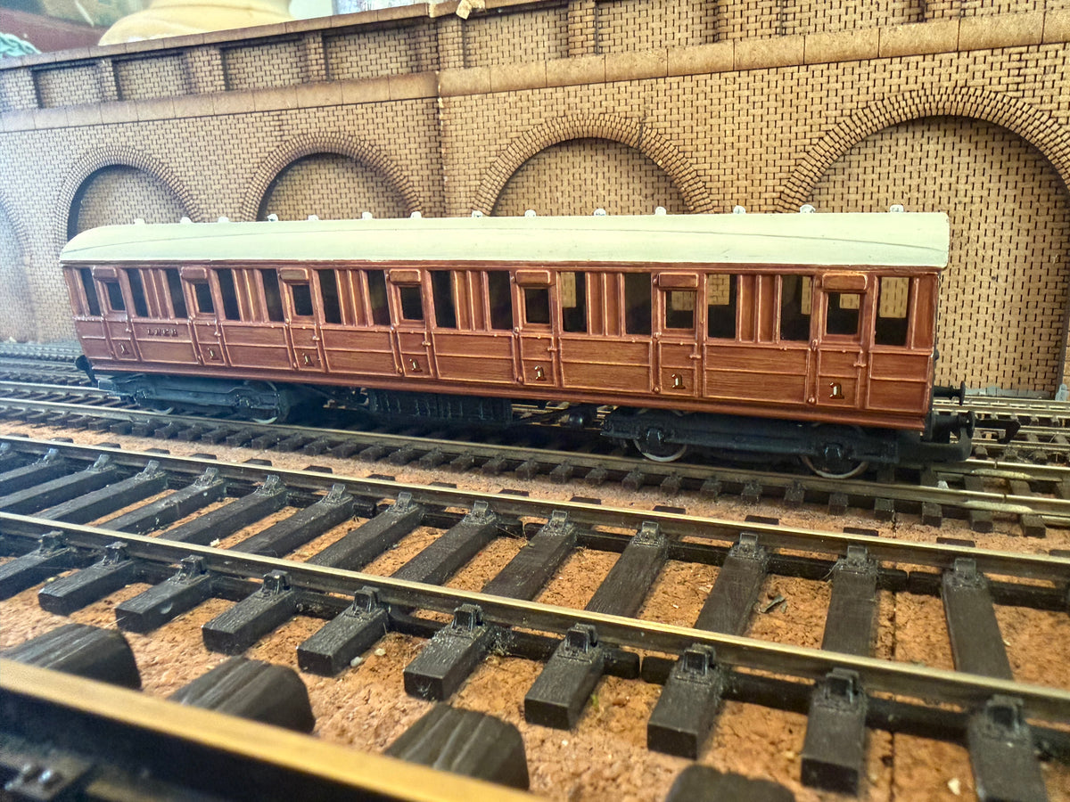 Ian Kirk (OO) London North Eastern Railway, Gresley First Class Suburban Coach (No Number) in LNER Varnished Teak 