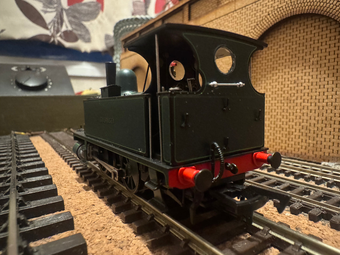 Dapol 4S-018-007 (OO) London South Western Railway B4 Dock Tank “Guernsey” in LSWR Southampton Docks Lined Dark Green. DCC Ready 