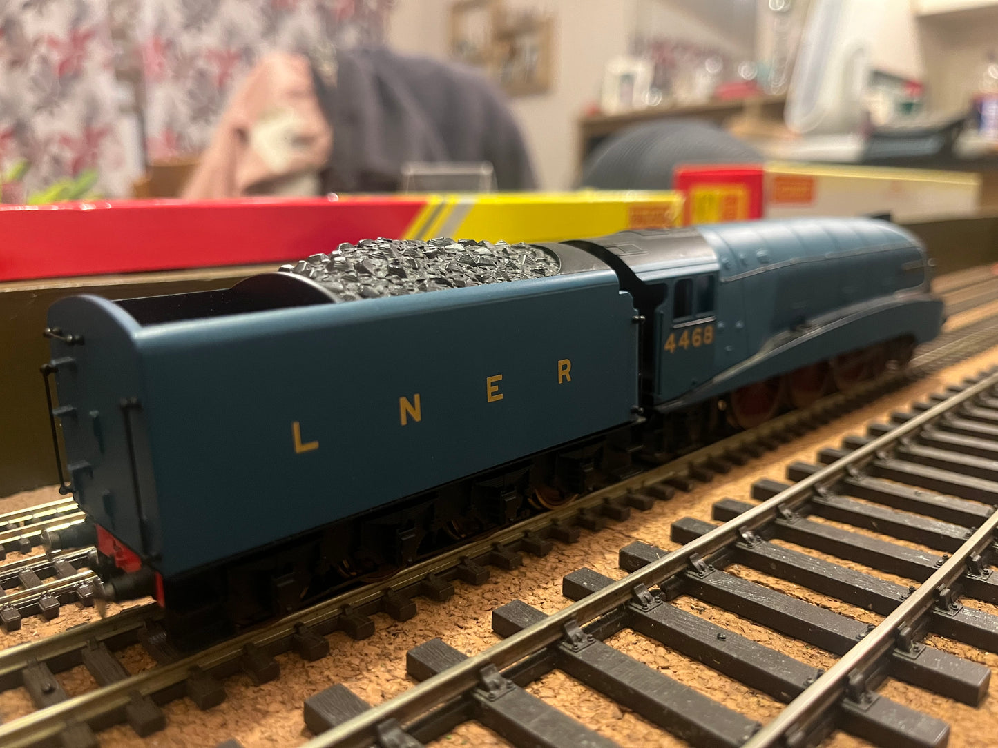 Hornby Railroad (OO) London North Eastern Railway, A4, No.4468 “Mallard” in LNER Garter Blue. DCC (TTS) Sound fitted.