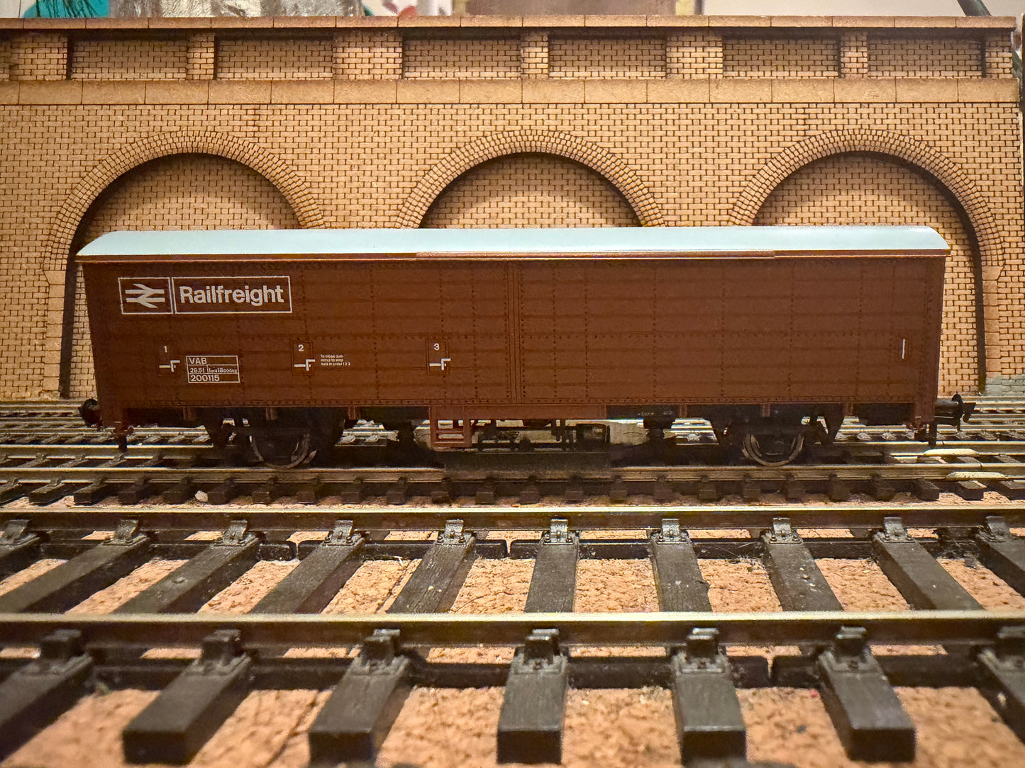Gaugemaster / Piko 72208 (HO / OO) Track Cleaning Wagon. 