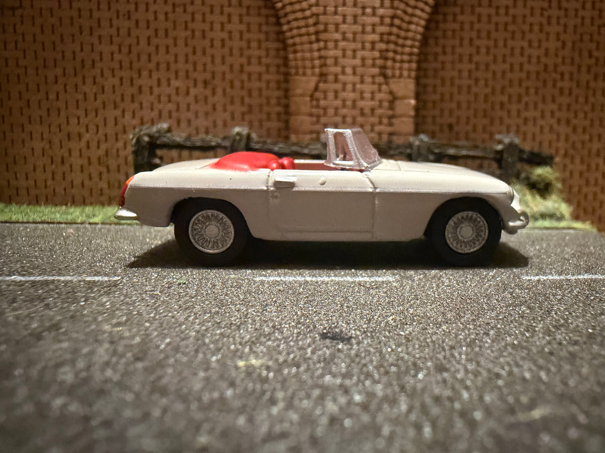 Oxford Diecast 76MGB007 (1:76 / OO) MG B Roadster in Chelsea Grey. 