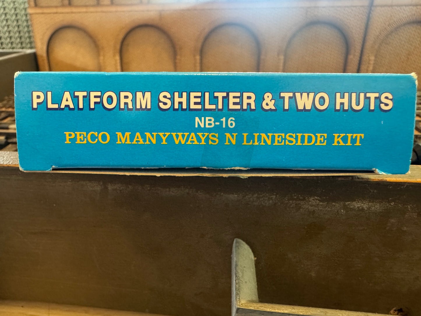 Peco NB-16 (N Gauge) Platform Shelter & Two Hunts Kit. 