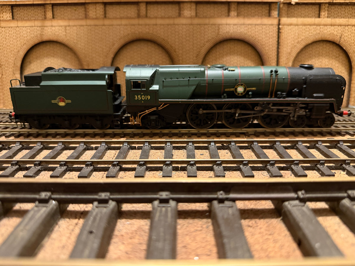 Hornby R2528 (OO) Ex SR, Rebuilt Merchant Navy No.35019 “French Line” in British Railways Lined Passenger Green. (Shed Code 70A, Nine Elms Depot)