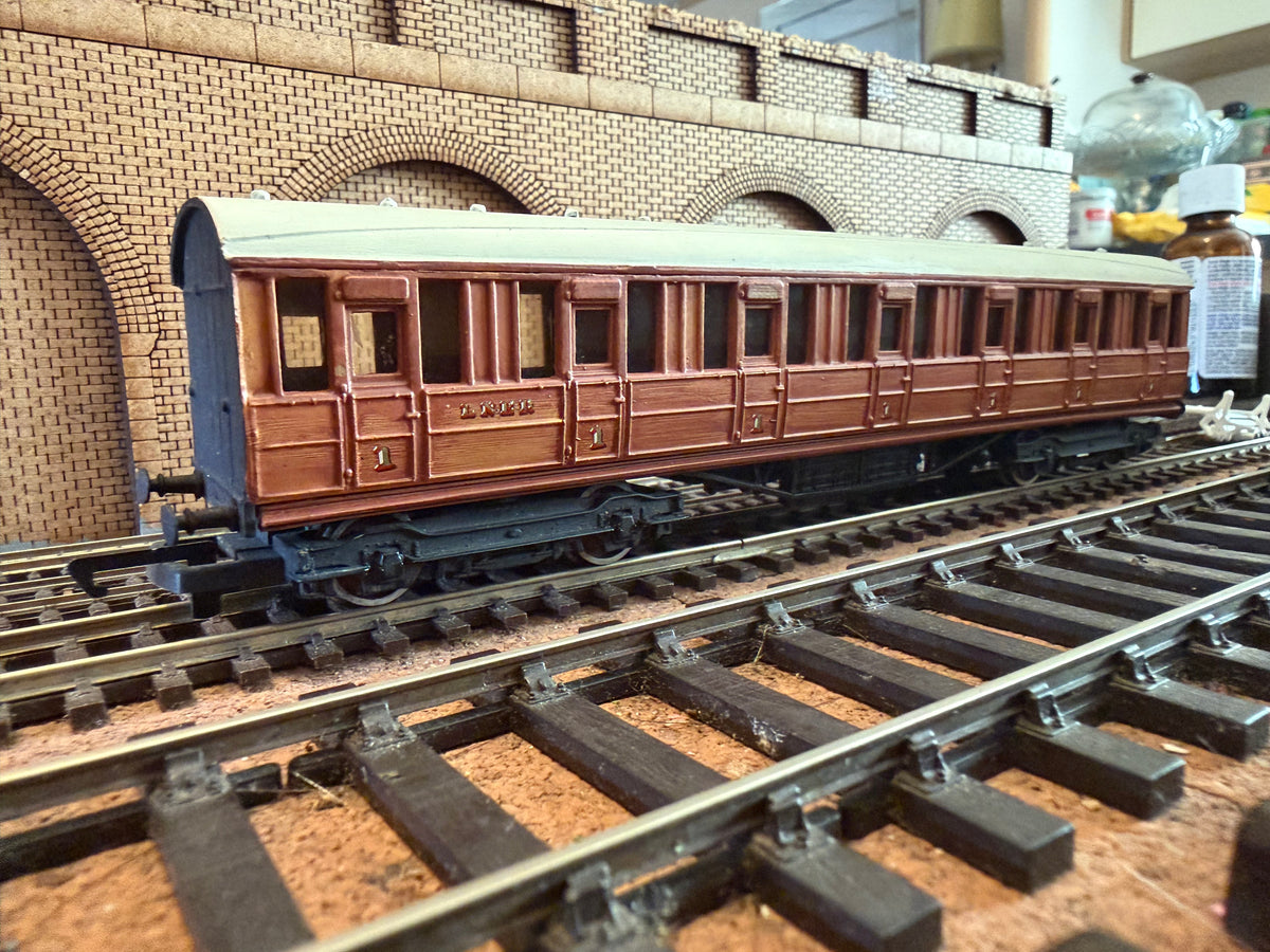 Ian Kirk (OO) London North Eastern Railway, Gresley First Class Suburban Coach (No Number) in LNER Varnished Teak 