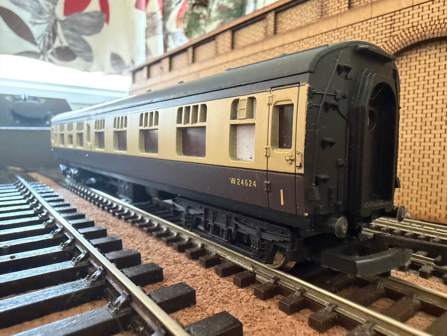 Lima L305313 (OO) British Railways MK1 Corridor Composite No.W24626 in British Railways Western Region Chocolate and Cream 
