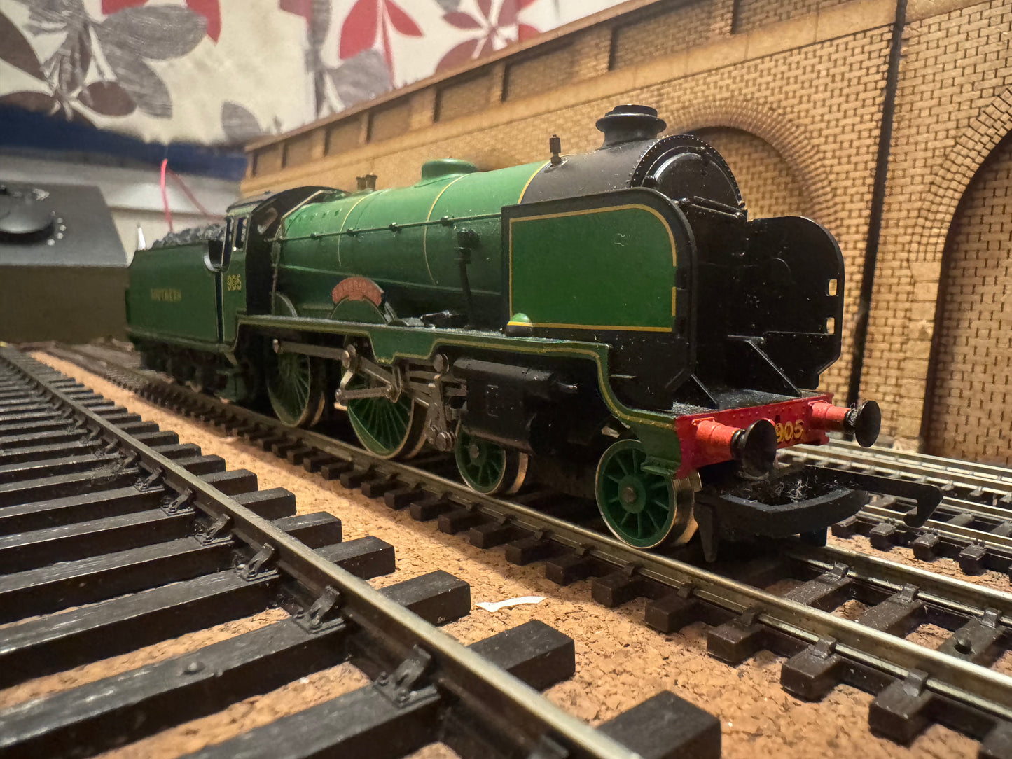 Hornby / Royal Doulton R648 (OO) ‘Waiting to Go’ Special Edition Collectors Set