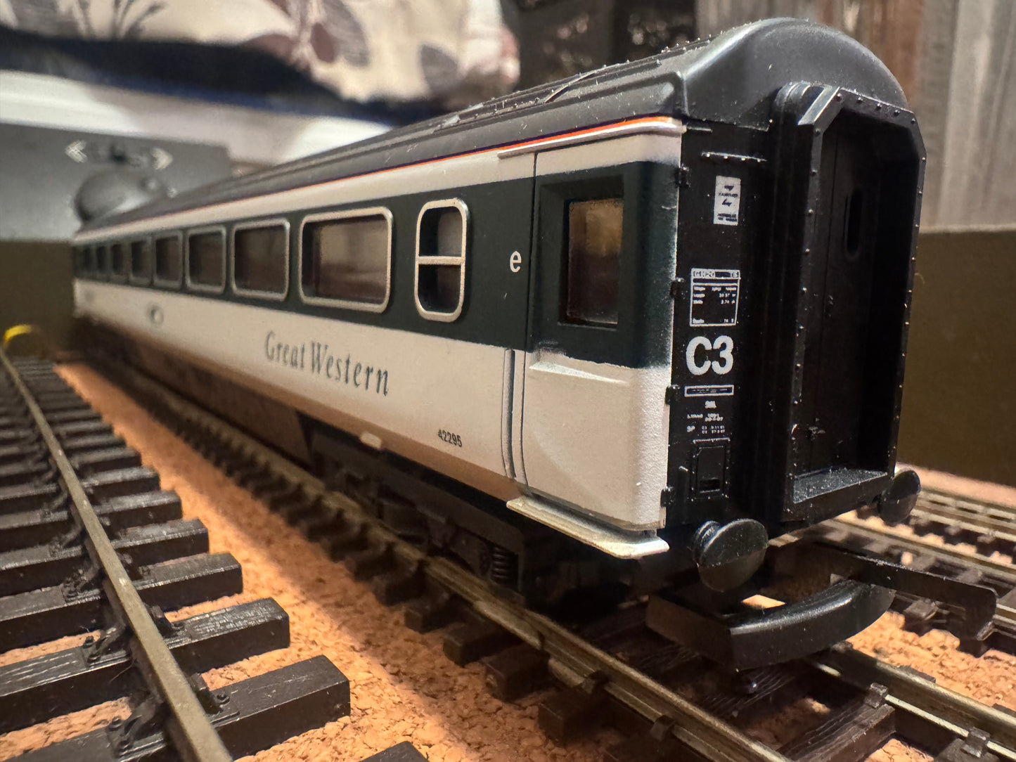 Lima (OO) Ex British Rail MK3s in Great Western ‘Merlin’ livery. Full Coaching Rake Bundle 