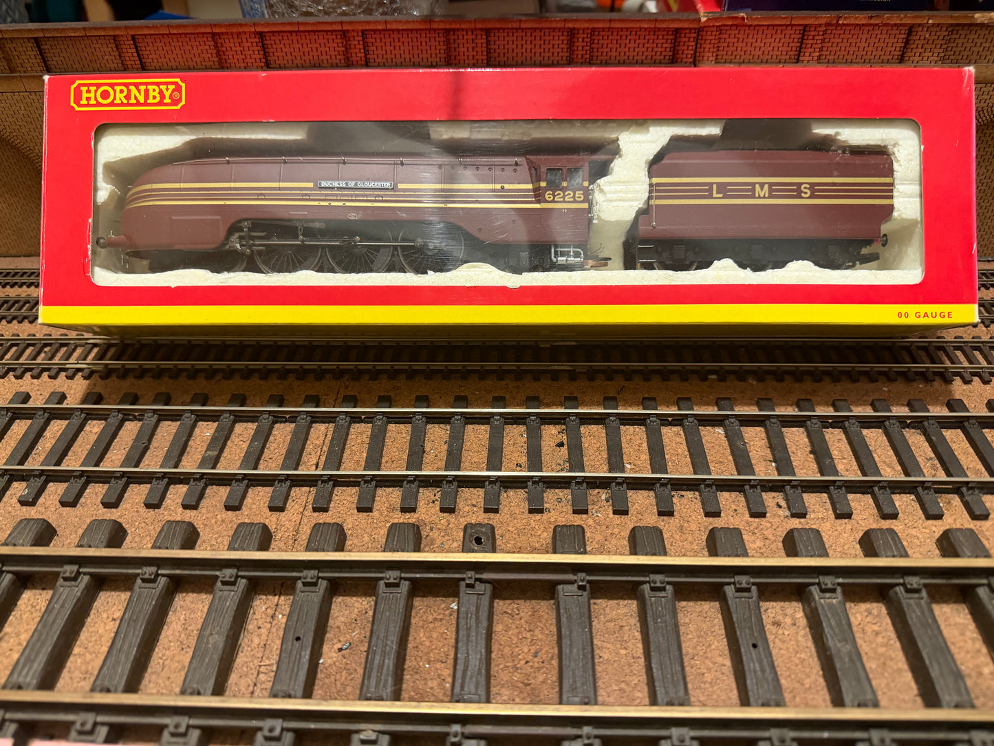Hornby R2179 (OO) London Midland & Scottish Railway, Stanier 7P Streamlined ‘Princess Coronation’ No.6225 “Duchess of Gloucester” in LMS Crimson Lake & Gold Stripes
