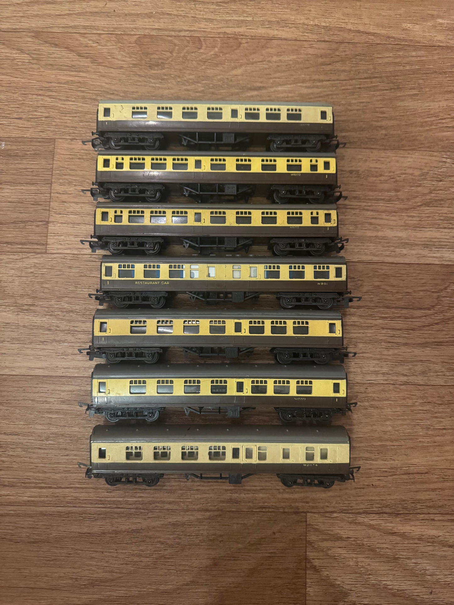 Tri-ang (TT) British Railways, Western Region MK1 Bundle in BR WR Chocolate and Cream.