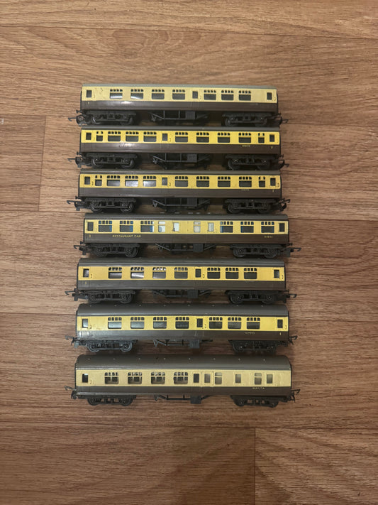Tri-ang (TT) British Railways, Western Region MK1 Bundle in BR WR Chocolate and Cream.