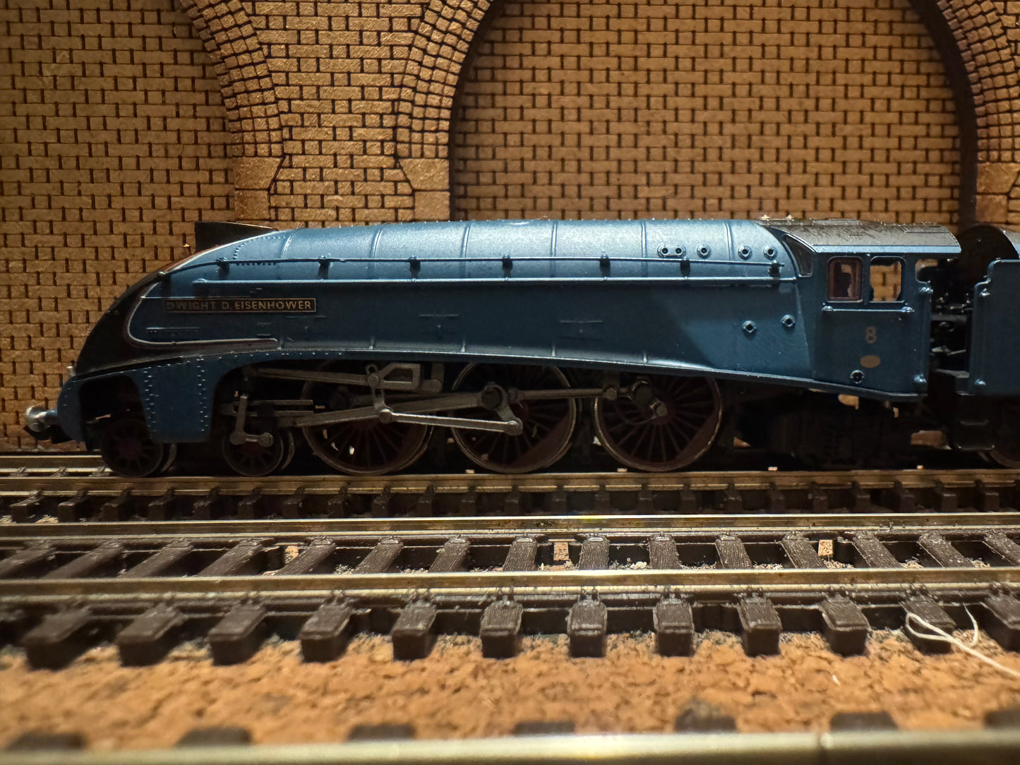 Dapol ND128H (N Gauge) London North Eastern Railway, A4 No.8 "Dwight D. Eisenhower" in Postwar LNER Garter Blue. DCC Ready. 