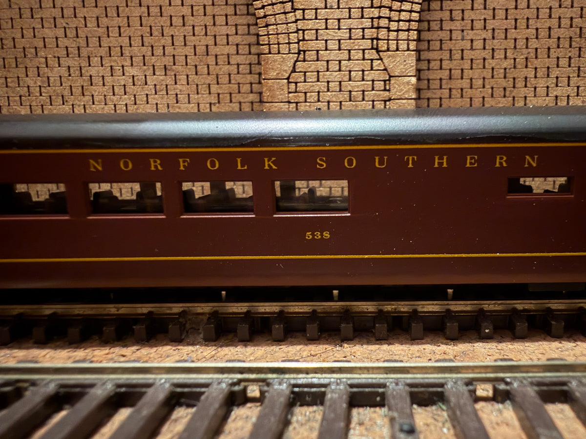 Con-Cor #0001-04072A (N Scale) Norfolk Southern 85ft Dining Car No.538 in NS Maroon. 