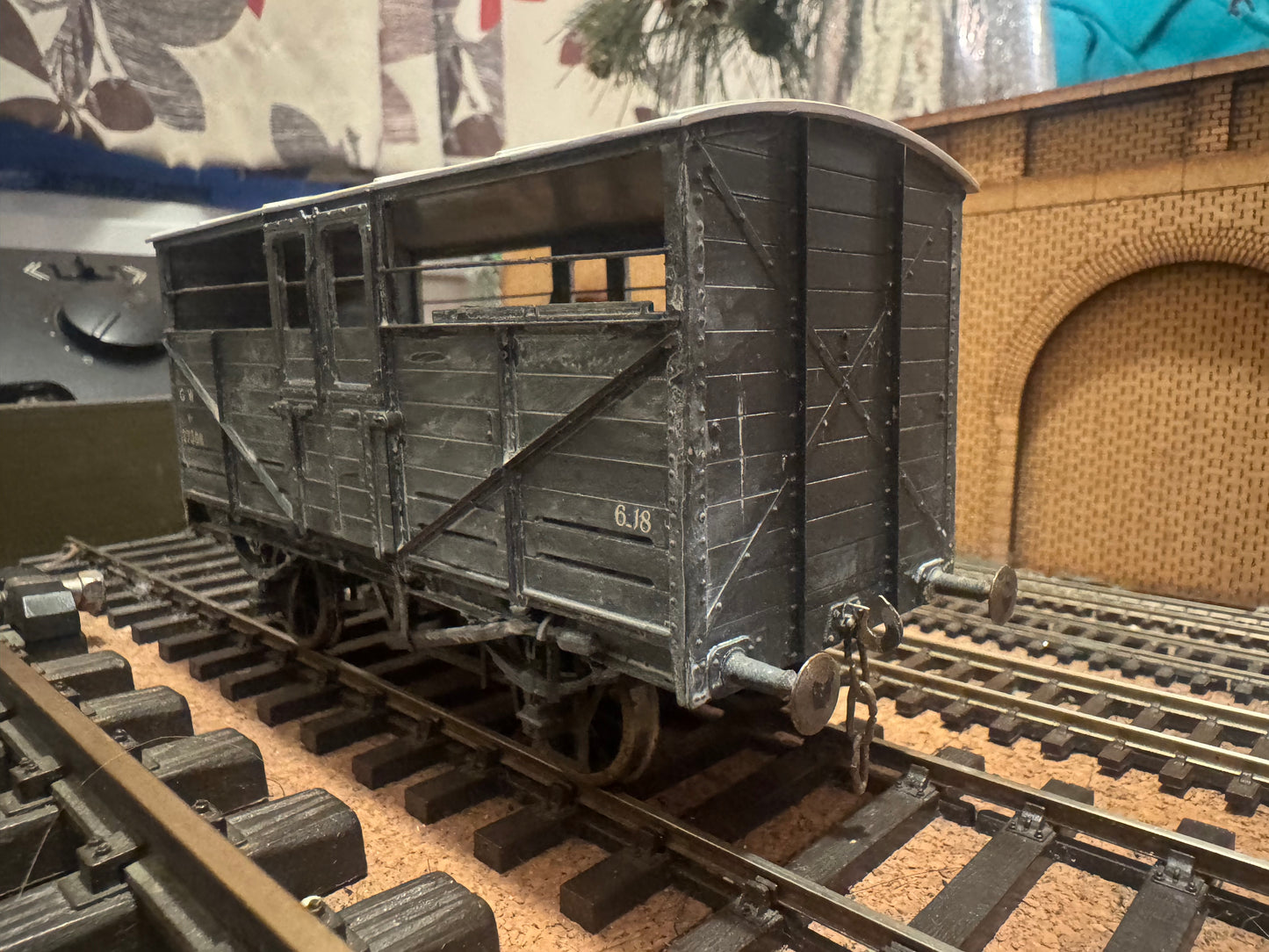 Slaters 7054 (O Gauge) Great Western Railway 8T Cattle Wagon No.37308 in weathered GWR Grey. 