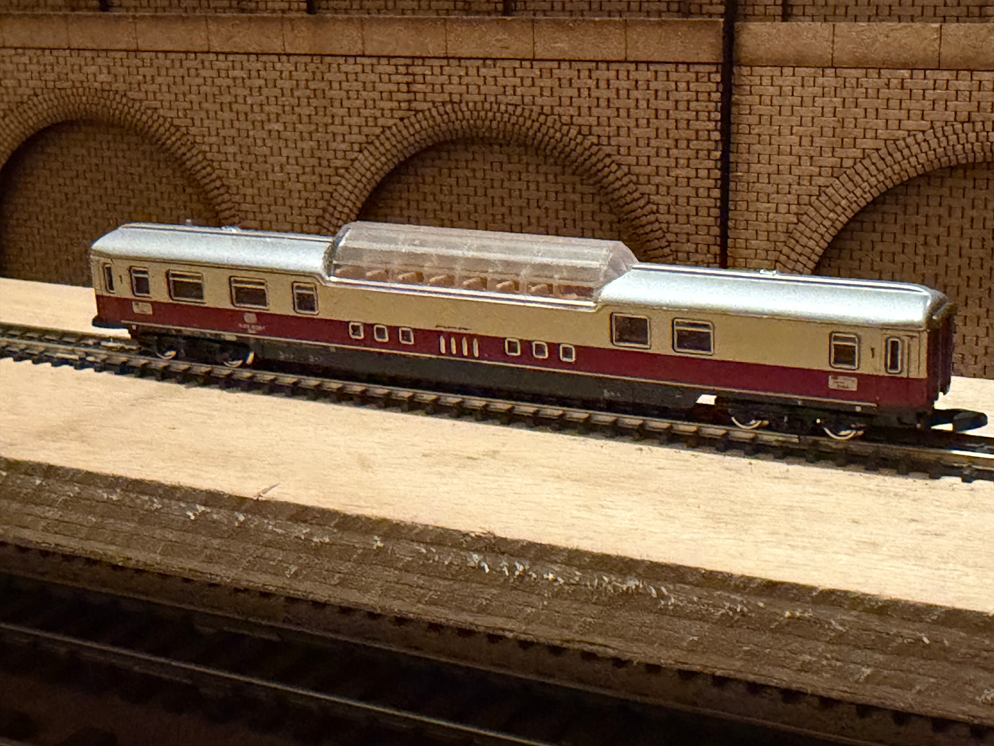 Marklin Mini Club 3738 (Z) Deutsche Bahn Tee First Class Top Deck observation car No.61 80 81-80 005-3 in DB Red and Cream.