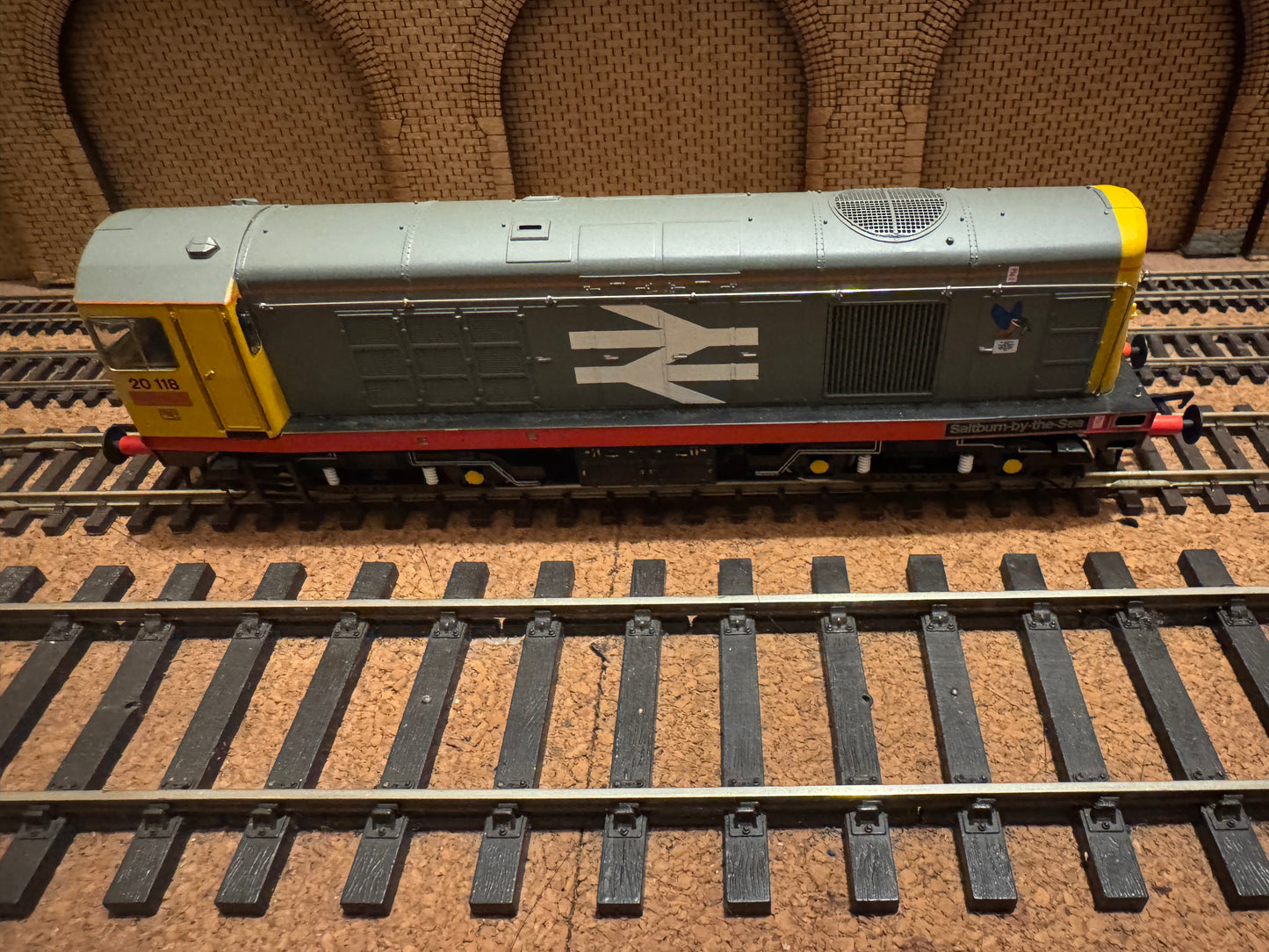 Bachmann 32-045 (OO) British Railways Class 20 No.20118 “Saltburn By The Sea” in British Rail Railfreight Red Stripe Livery. (Depot Allocation, Thornaby Depot) DCC Fitted 