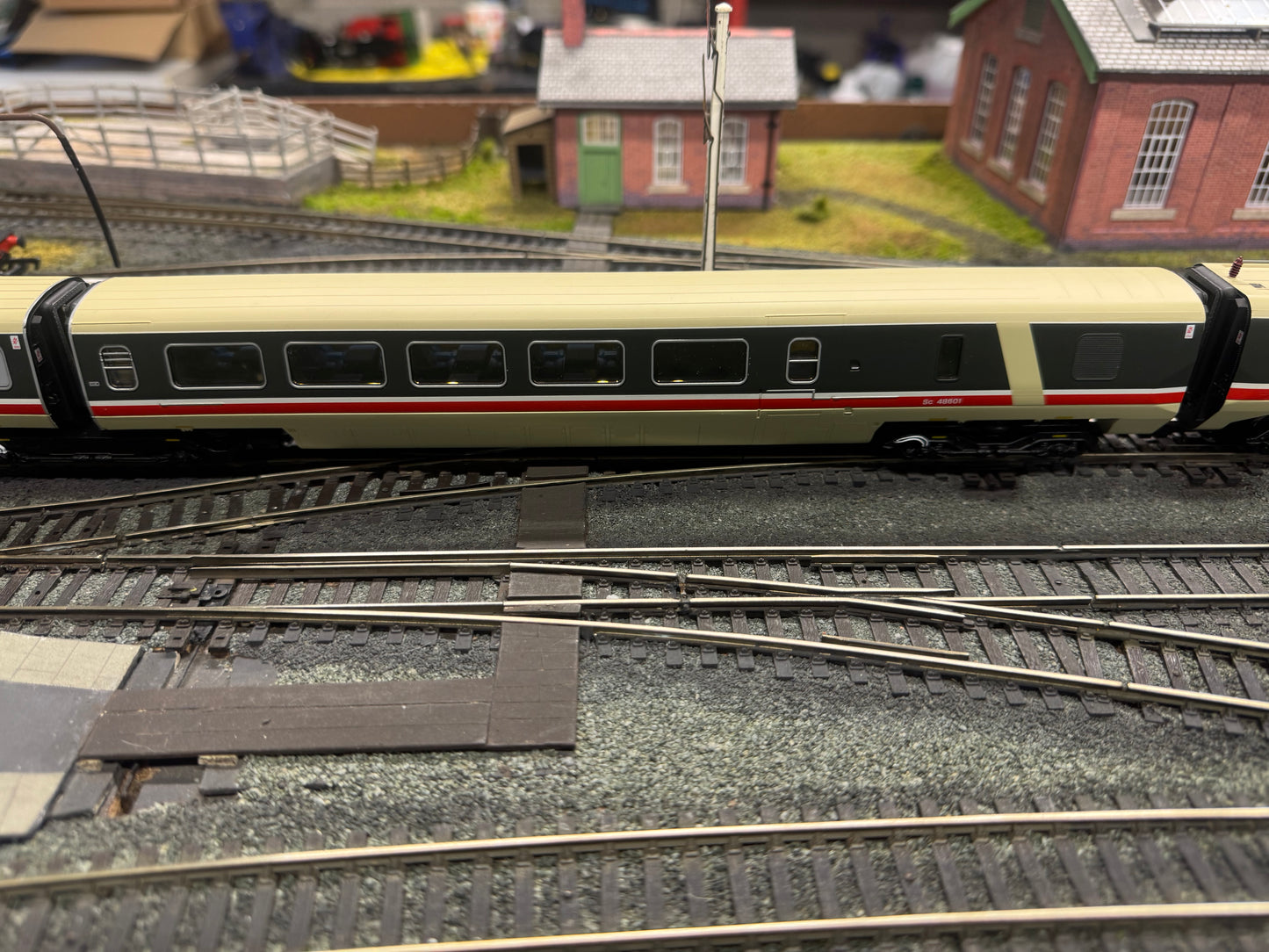 Hornby 30104 (OO) British Rail Class 370, Advanced Passenger Train No.370002 in BR Intercity livery, 5 car set. DCC Ready