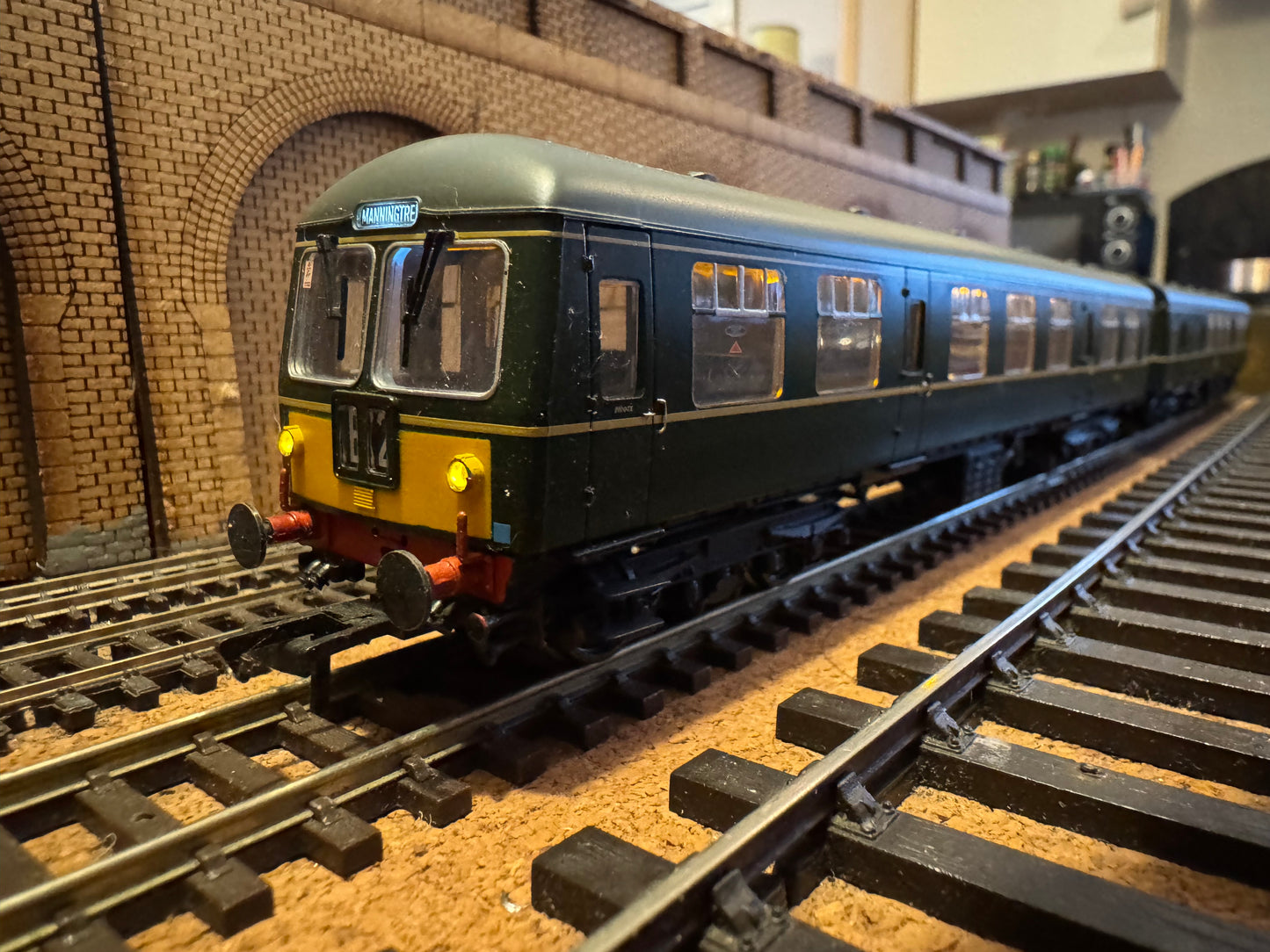 Bachmann 31-327 (OO) British Railways / Cravens Ltd, Diesel Multiple Unit [Class 105] Power & Trailer Car in BR Green with half yellow ends. DCC Fitted 