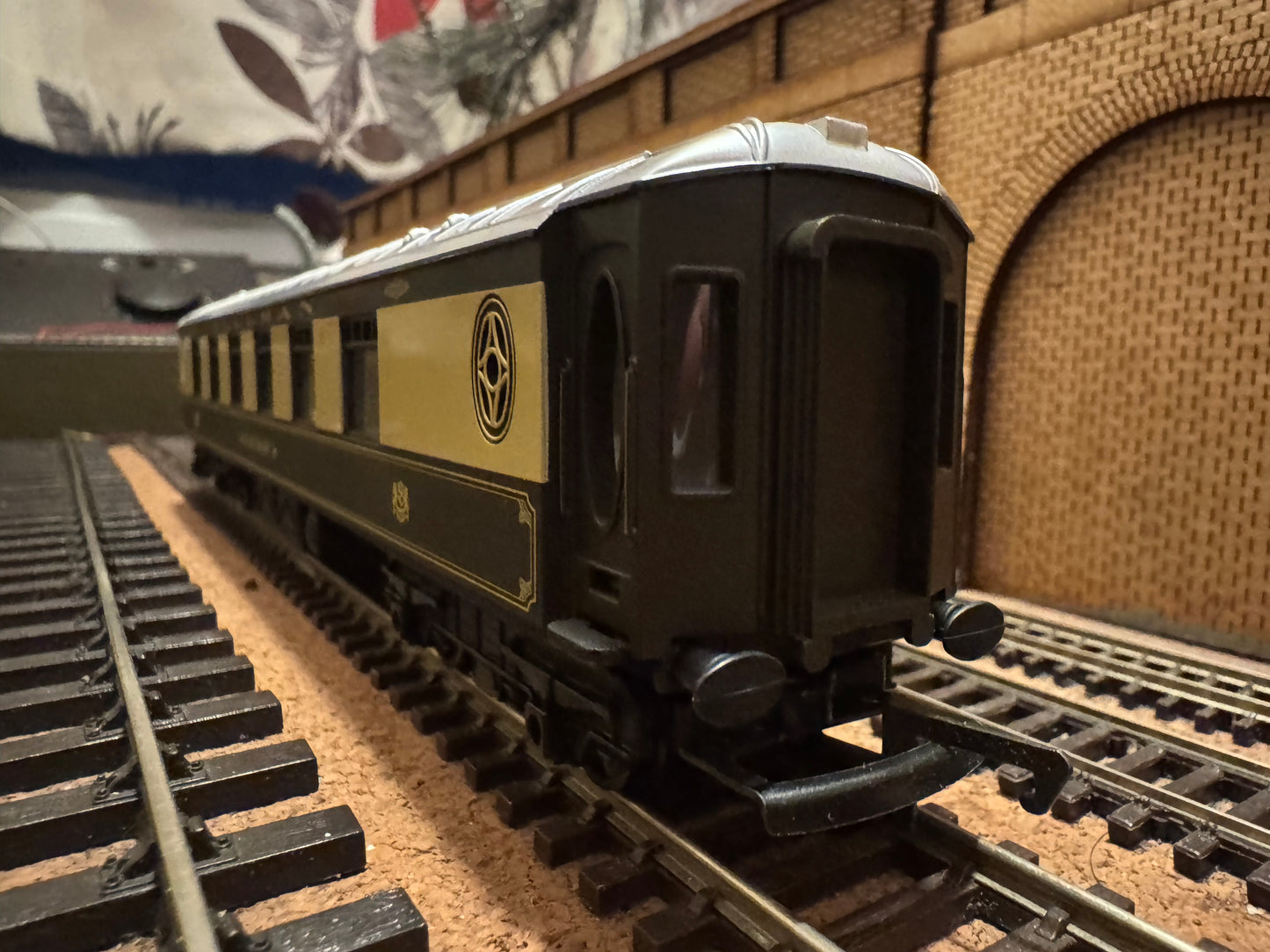 Hornby Railroad R4312 (OO) Pullman Class K, First Class Parlour Car in Pullman Car Company Livery 