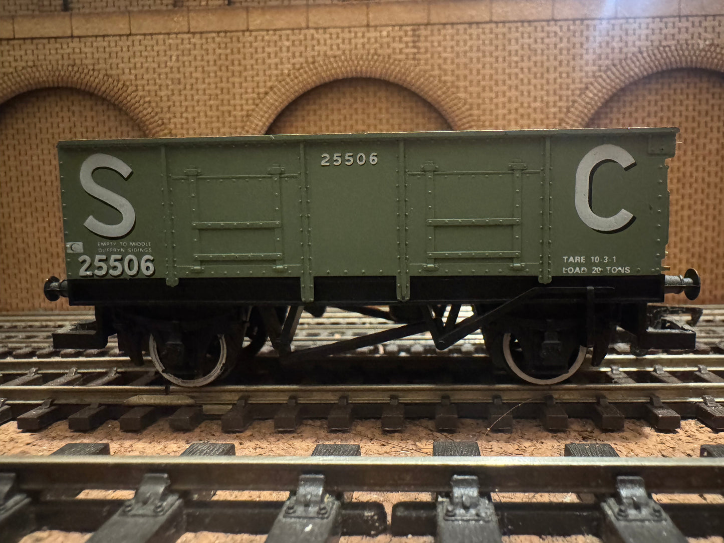 Hornby R564 (OO) S.C 20T LWB End Tipper Mineral Wagon No.25506 in S.C Green 