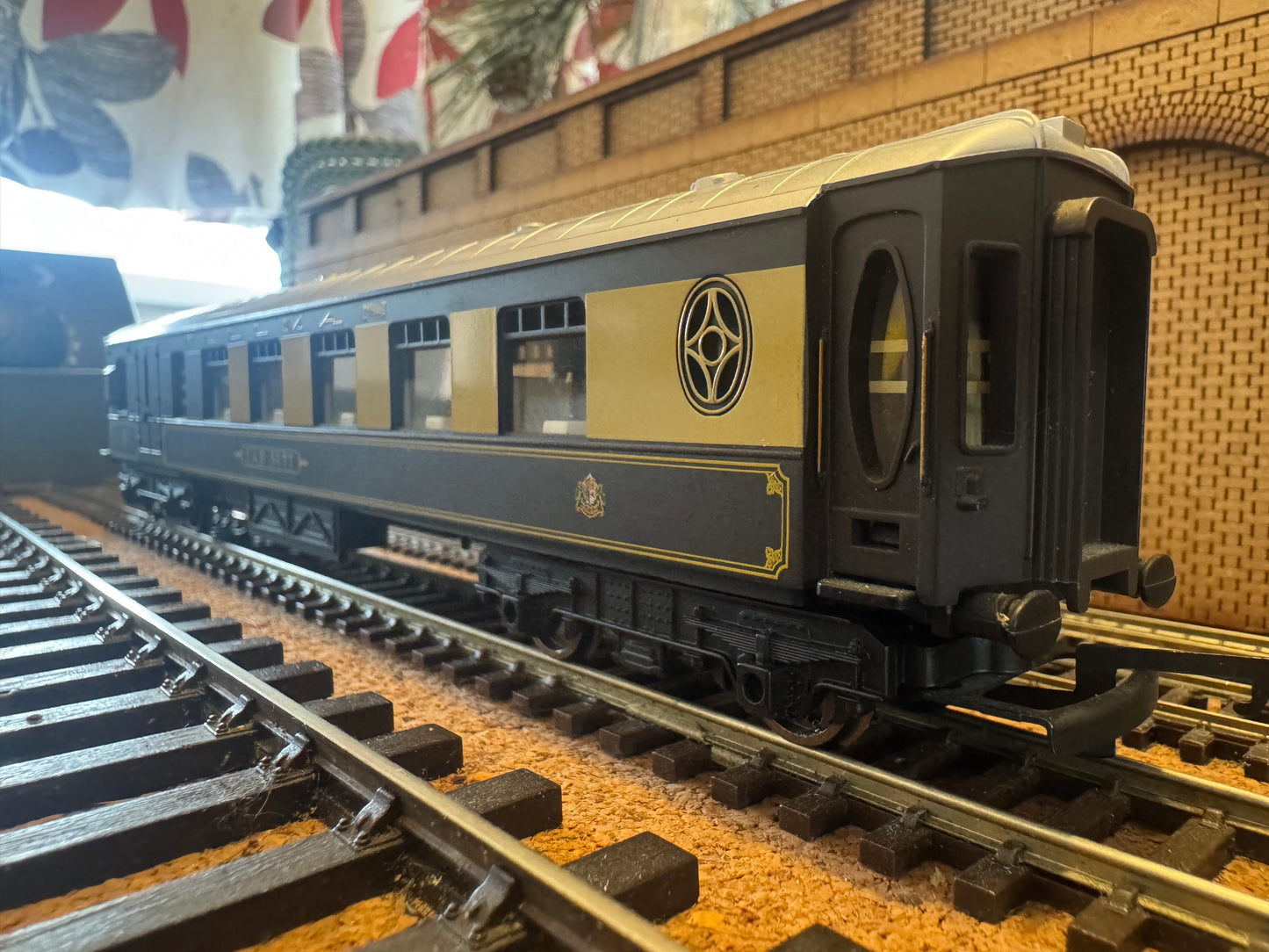 Hornby Railroad R236C (OO) Pullman Type K, Third Class Parlour Brake No.77 