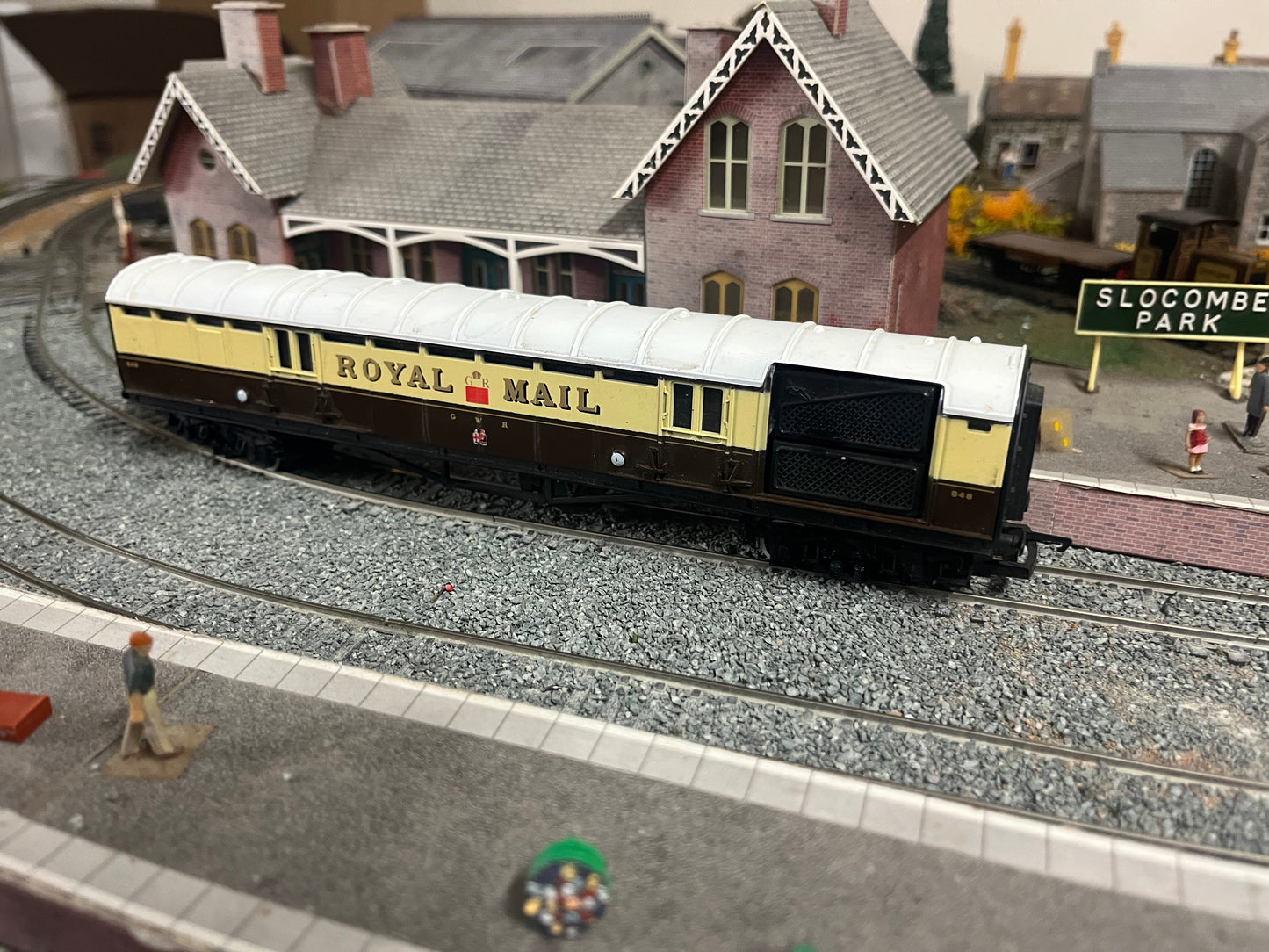 Hornby (OO) Great Western Railway, Travelling Post Office in GWR Chocolate and Cream with operational nets. (coach only).
