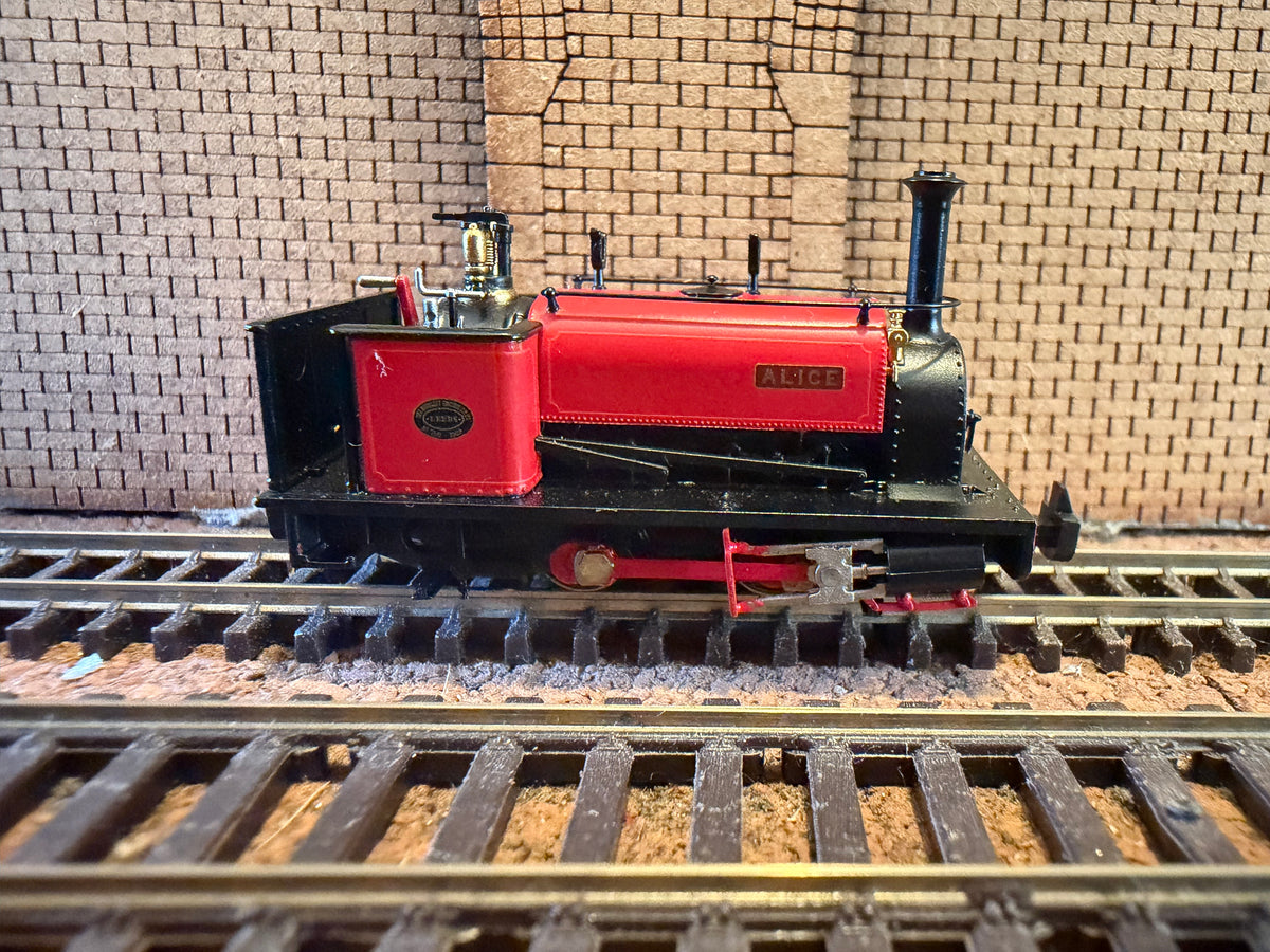 Bachmann 391-050 (OO9) Hunslet ‘Dinorwic Alice Type’ 0-4-0 “Alice” in Dinorwic Quarry Red. DCC Ready