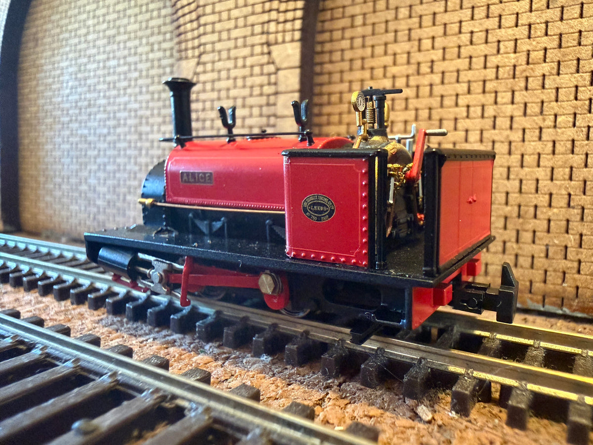 Bachmann 391-050 (OO9) Hunslet ‘Dinorwic Alice Type’ 0-4-0 “Alice” in Dinorwic Quarry Red. DCC Ready