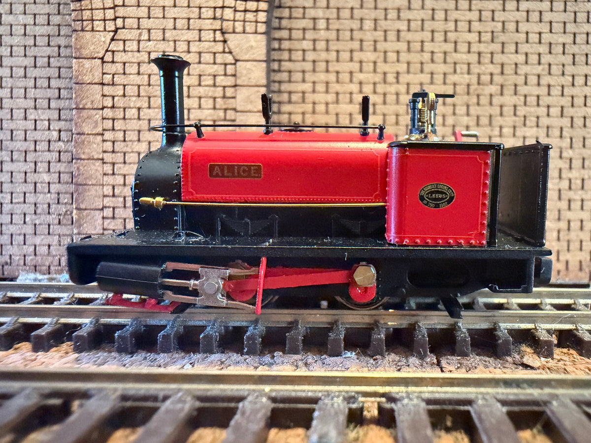Bachmann 391-050 (OO9) Hunslet ‘Dinorwic Alice Type’ 0-4-0 “Alice” in Dinorwic Quarry Red. DCC Ready