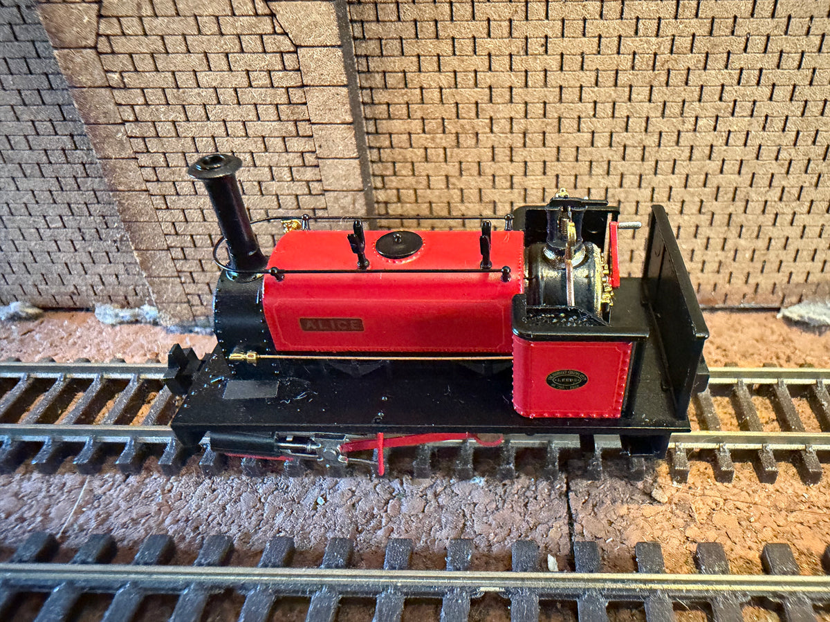 Bachmann 391-050 (OO9) Hunslet ‘Dinorwic Alice Type’ 0-4-0 “Alice” in Dinorwic Quarry Red. DCC Ready