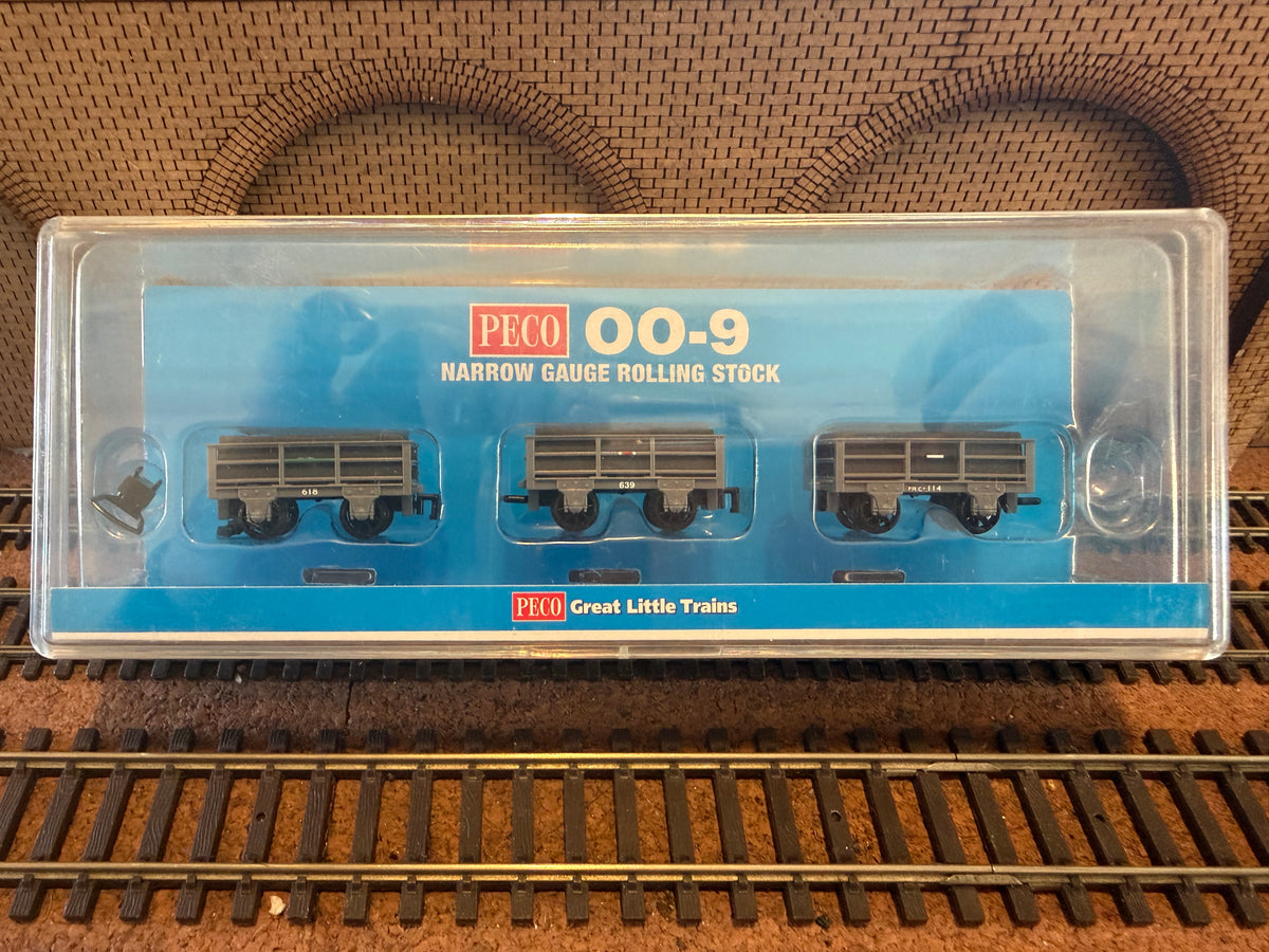 Peco GR-320 (OO9) Ffestiniog 2T Unbraked Slate Wagons with load, set of Three.