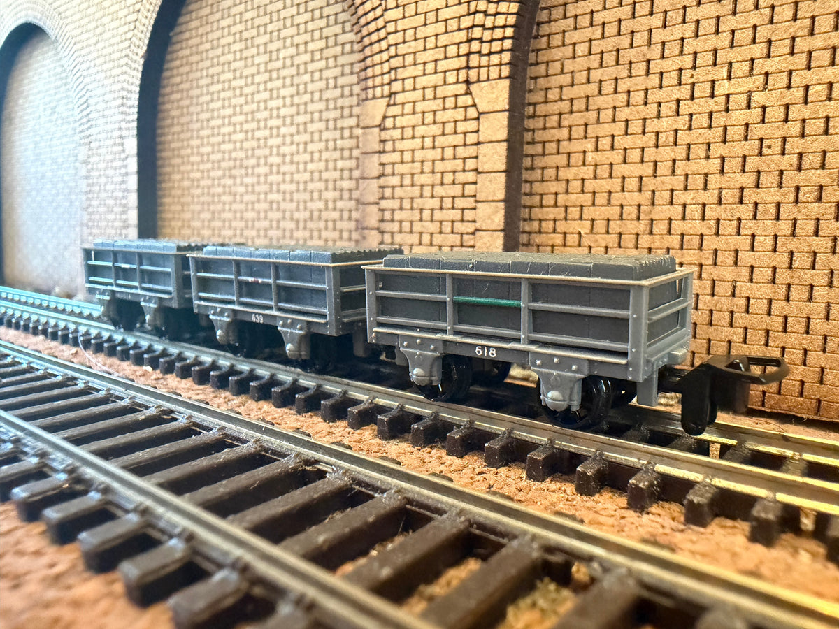 Peco GR-320 (OO9) Ffestiniog 2T Unbraked Slate Wagons with load, set of Three.