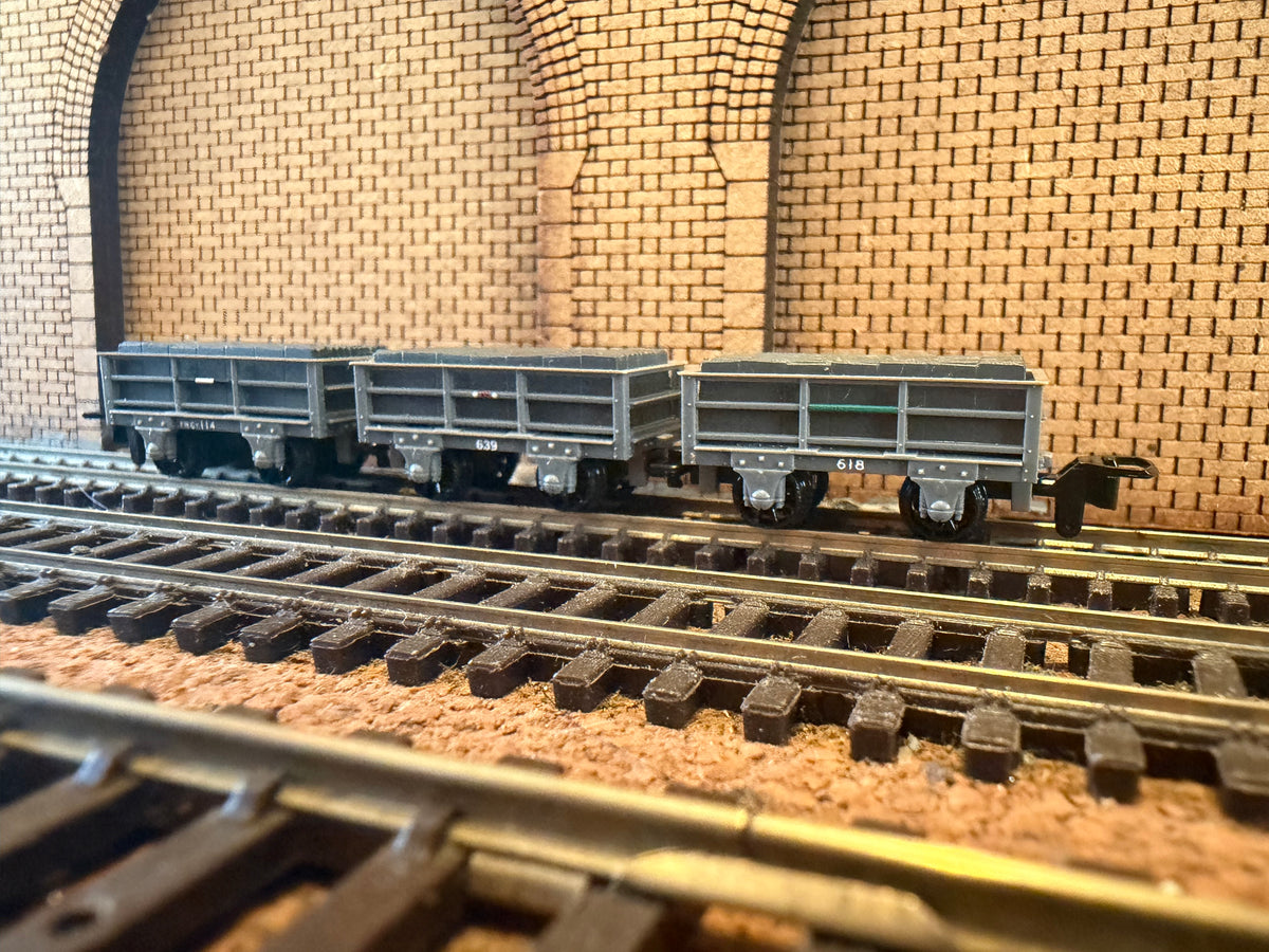 Peco GR-320 (OO9) Ffestiniog 2T Unbraked Slate Wagons with load, set of Three.