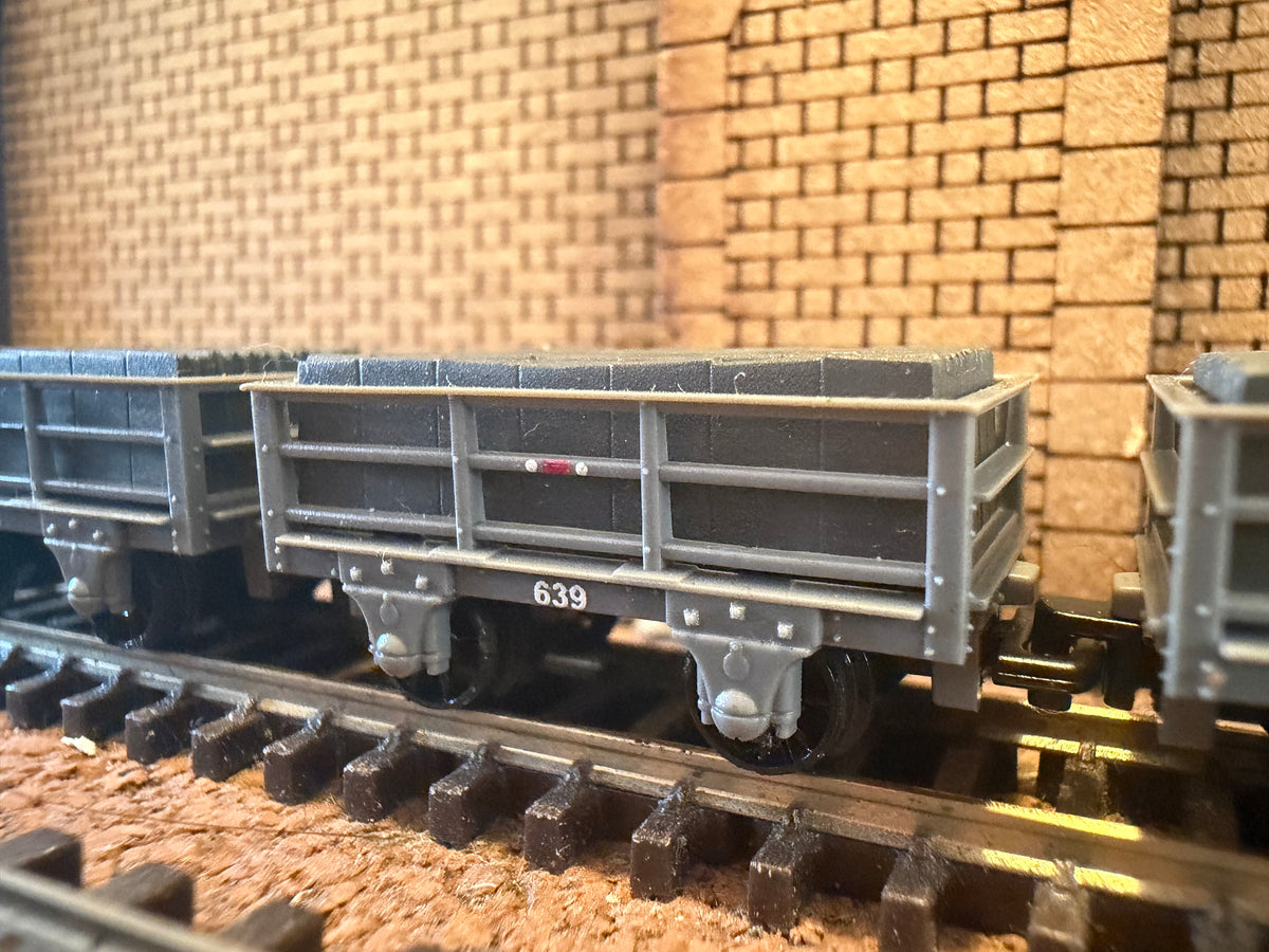 Peco GR-320 (OO9) Ffestiniog 2T Unbraked Slate Wagons with load, set of Three.