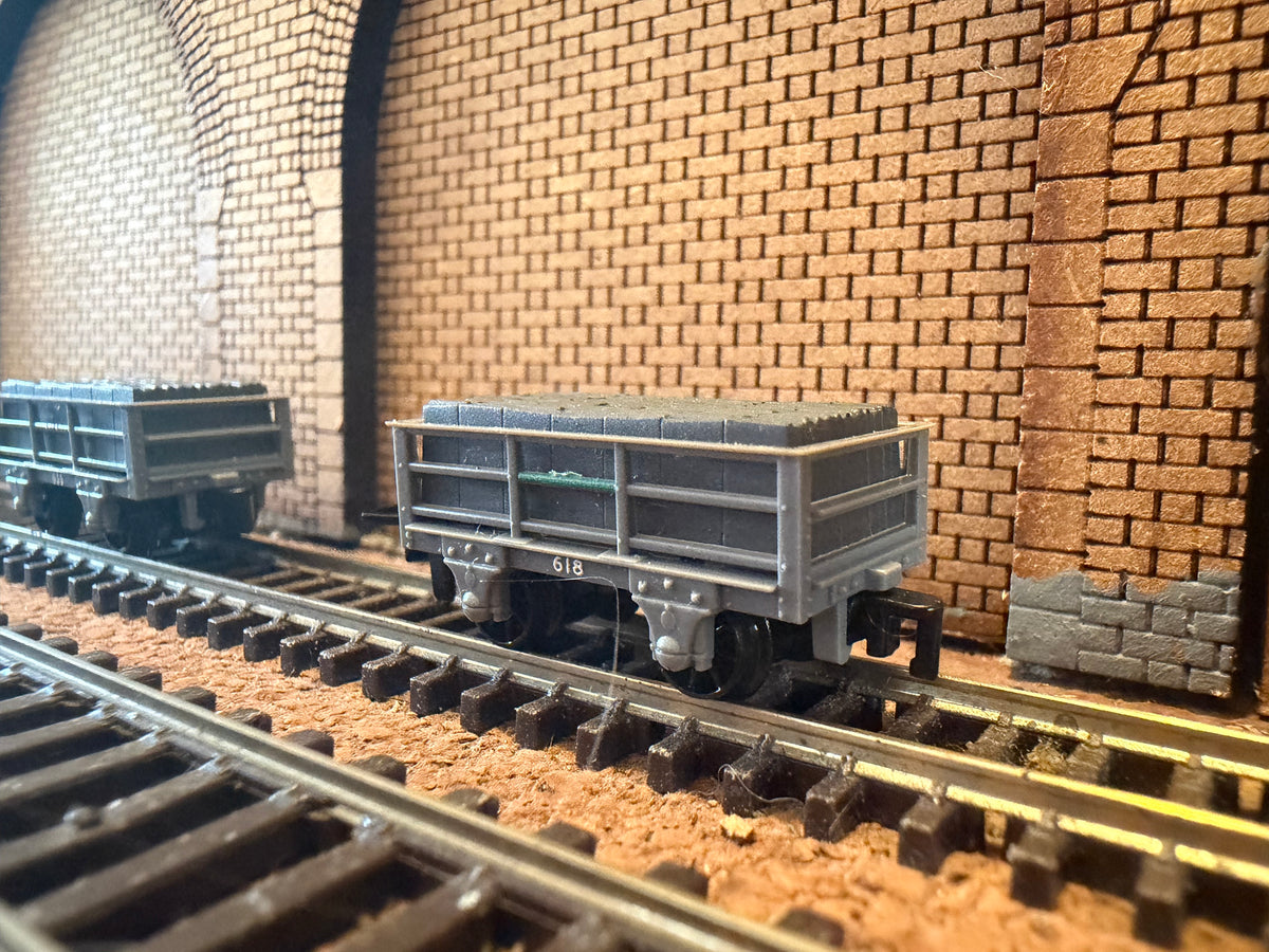 Peco GR-320 (OO9) Ffestiniog 2T Unbraked Slate Wagons with load, set of Three.