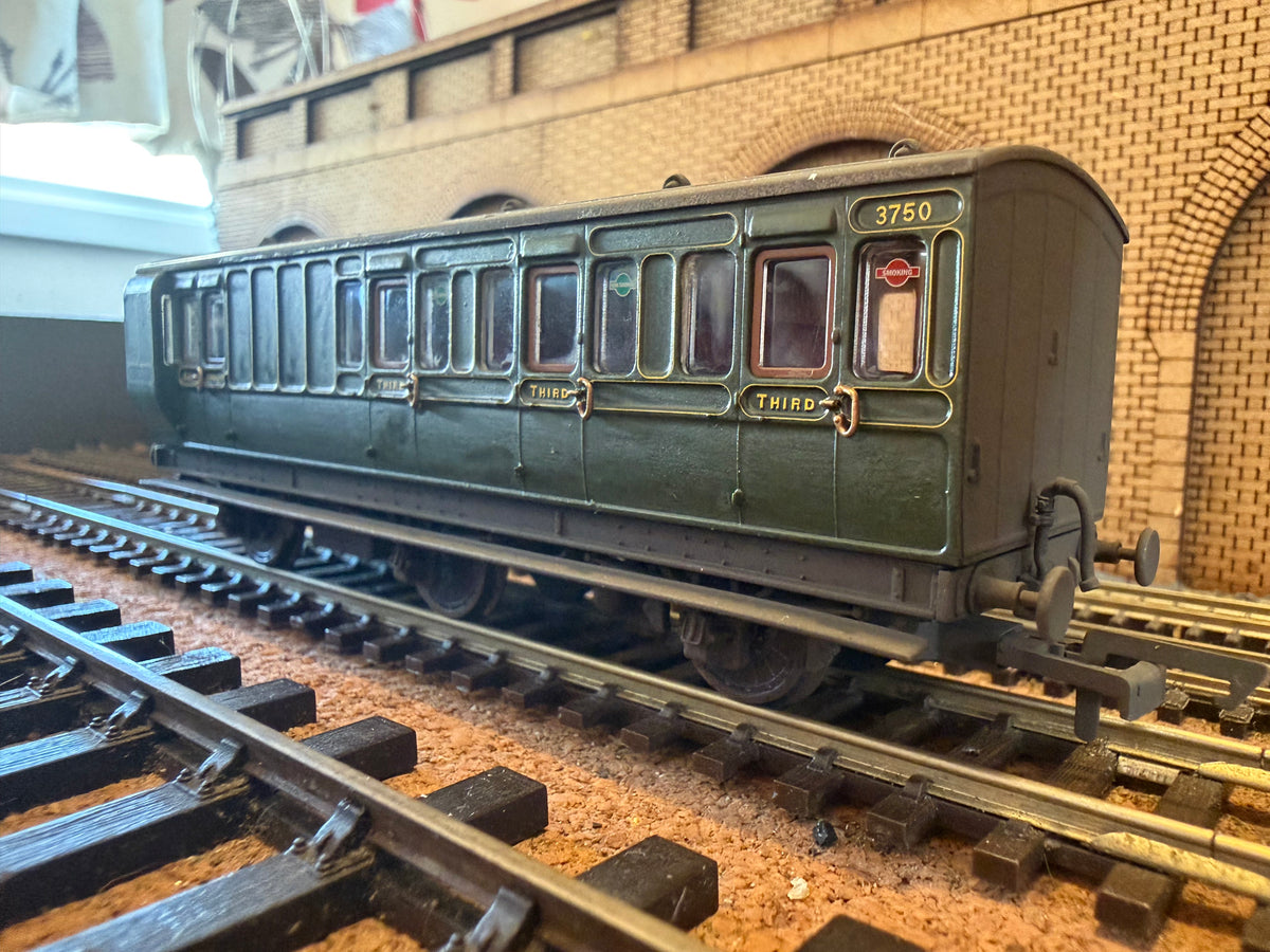 Hornby R40087 (OO) Ex Pre Grouping, Six Wheeled Brake Third No.3750 in weathered Southern Railway Green