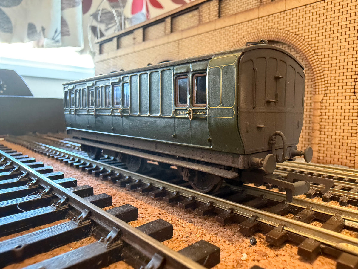 Hornby R40087 (OO) Ex Pre Grouping, Six Wheeled Brake Third No.3750 in weathered Southern Railway Green