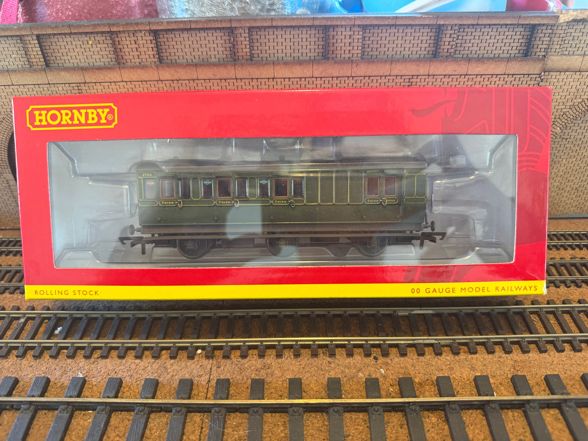 Hornby R40087 (OO) Ex Pre Grouping, Six Wheeled Brake Third No.3750 in weathered Southern Railway Green